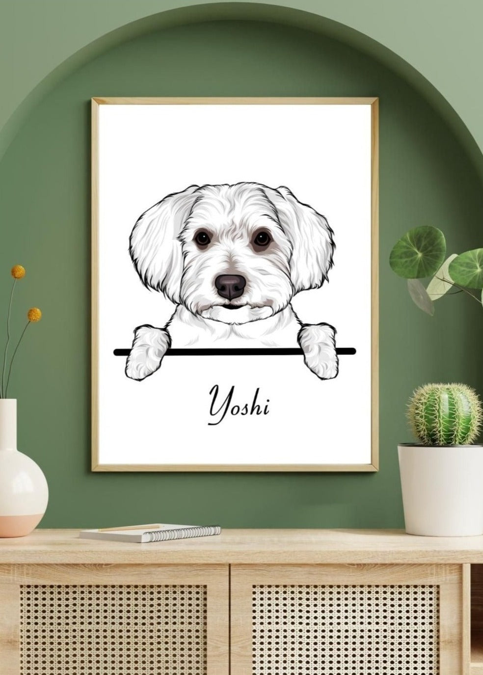 Elegant gerahmtes personalisiertes Hunde Poster über einer Kommode, stilvoll integriert in eine moderne Wohnzimmereinrichtung.