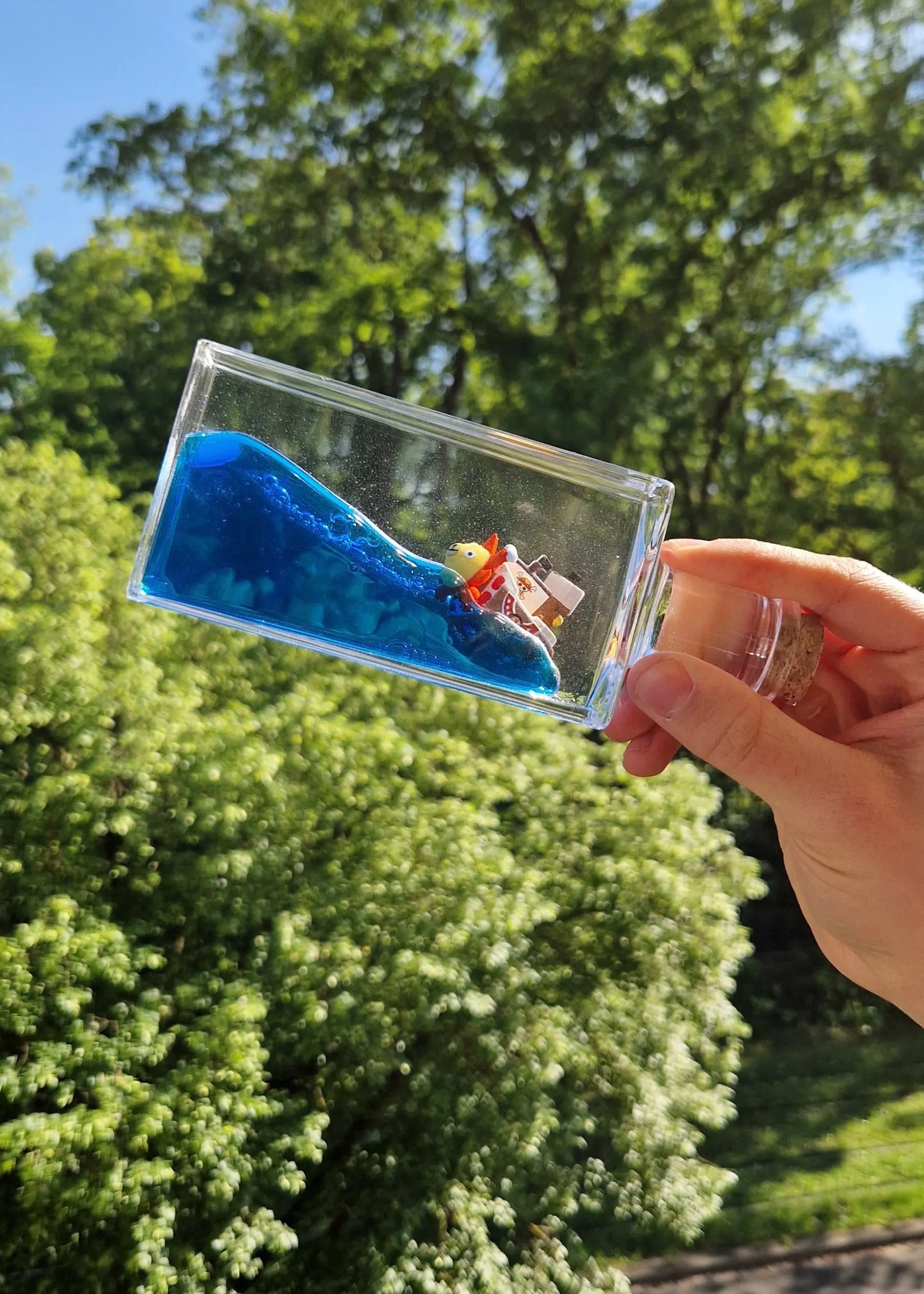 Thousand Sunny in Glasflasche auf einer Welle